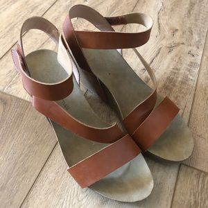 7.5 faux leather scrappy Sandals